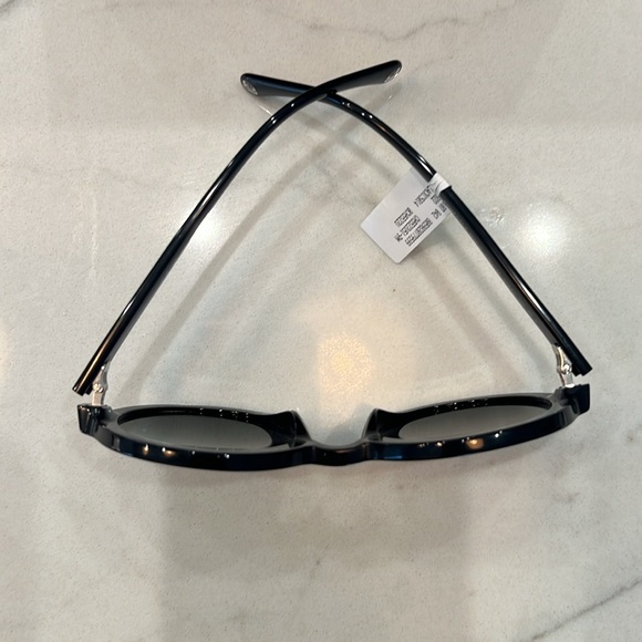 CHANEL POLARIZED SUNGLASSES - Picture 6 of 8